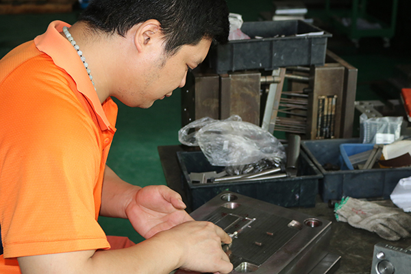 如何解决注塑模具制造厂新?！竿仙恕刮侍饽兀? /></a>
</p>
<p style=