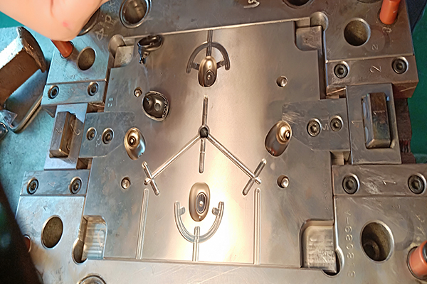 塑胶模具制造厂&mdash;&mdash;博腾纳给您高品质模具