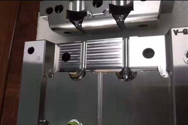 深圳蓝牙耳机注塑加工厂：博腾纳设立12道QC质检工序，品质有保障